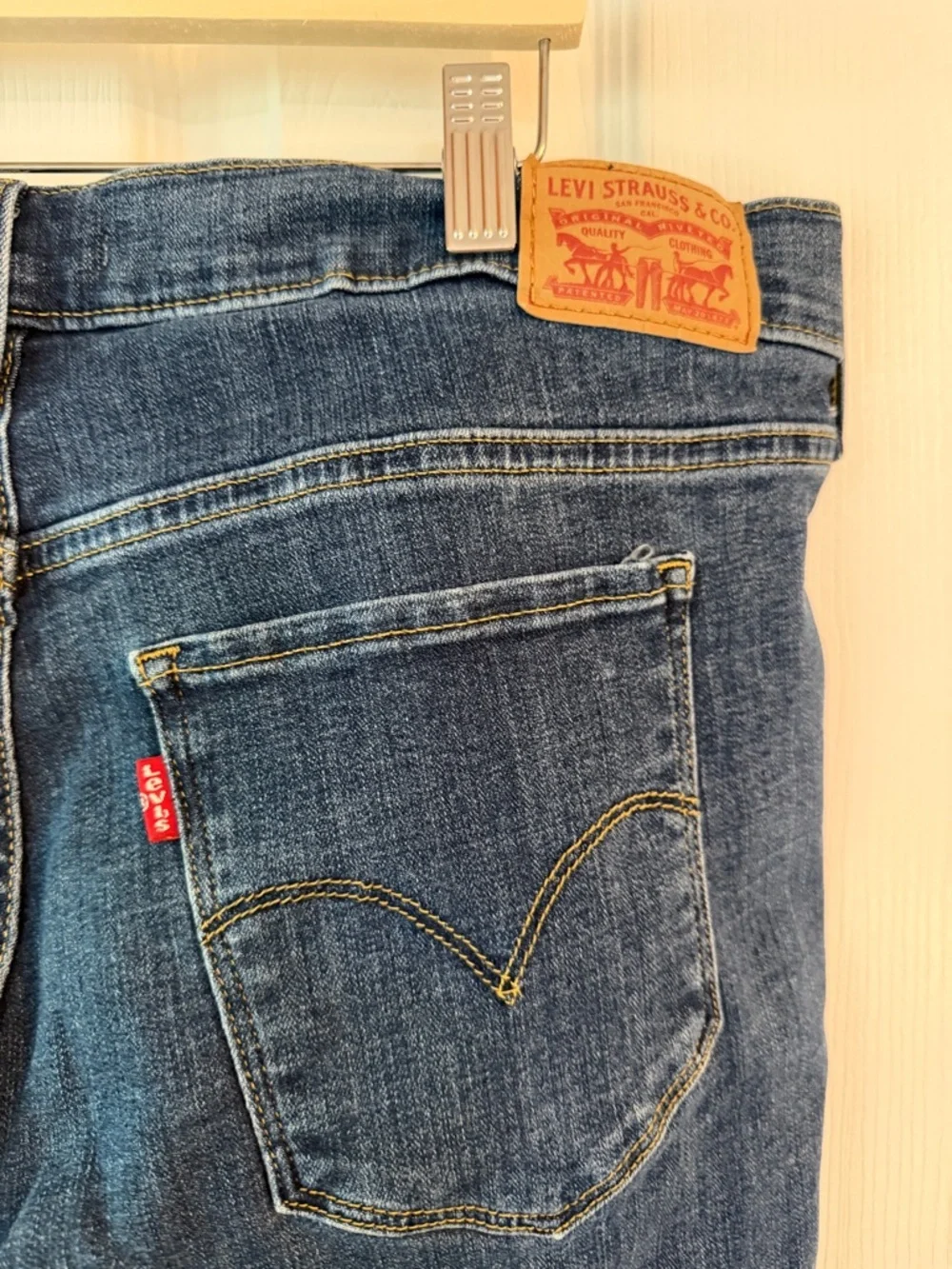 Levi's Indigo Mid-Rise Cropped Ankle Jeans - Picture 8 of 8